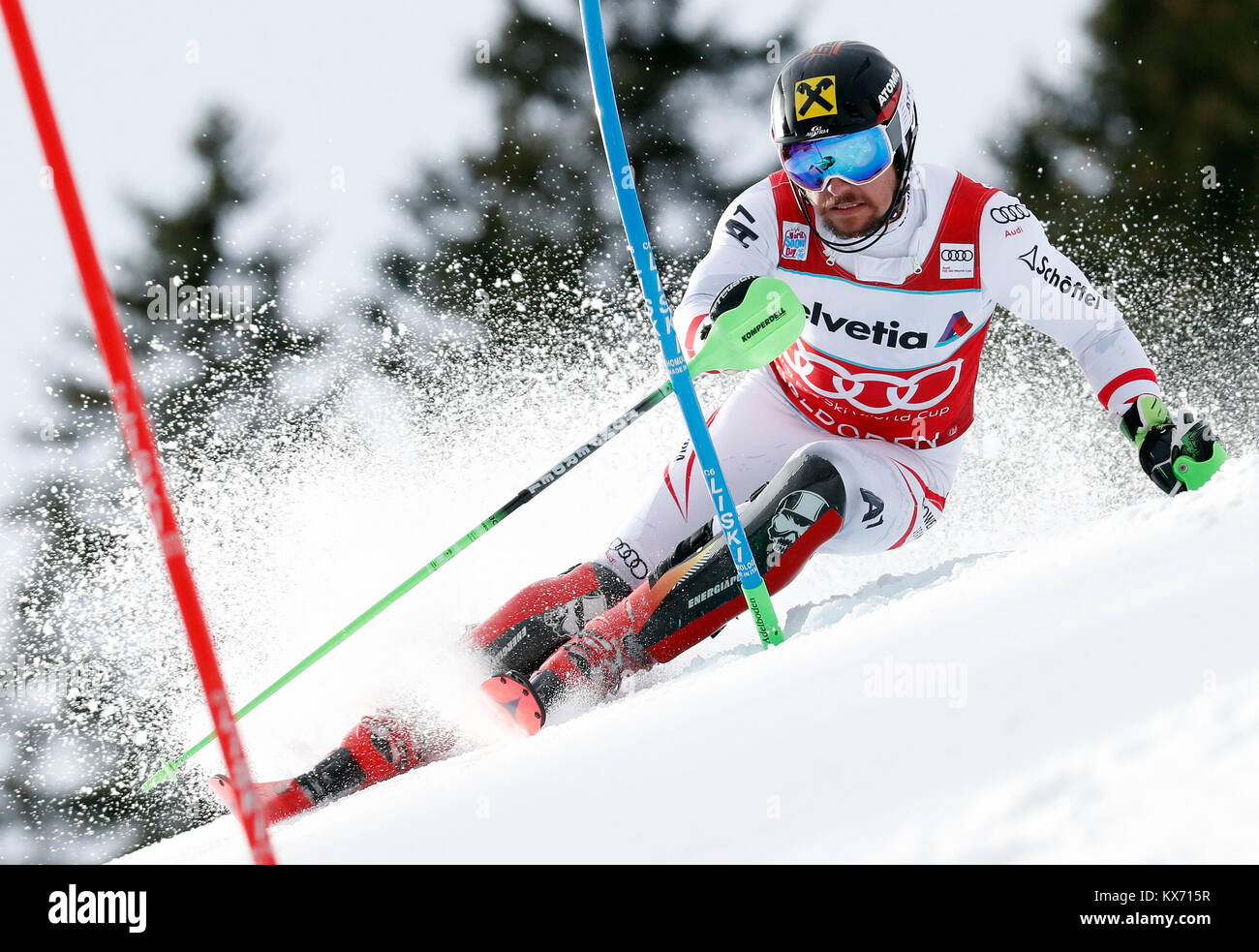 Adelboden, Svizzera. Il 7 gennaio, 2018. Marcel Hirscher di Austria cancella un cancello durante la prima esecuzione di slalom speciale maschile alla FIS Coppa del Mondo di Sci Alpino in gara Adelboden, Svizzera, 7 gennaio 2018. Marcel Hirscher rivendicato il titolo con 1:50.94 in totale. Credito: Ruben Sprich/Xinhua/Alamy Live News Foto Stock