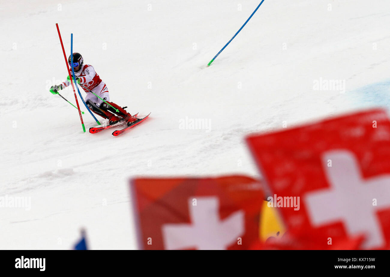 Adelboden, Svizzera. Il 7 gennaio, 2018. Marcel Hirscher di Austria cancella un cancello durante la seconda esecuzione di slalom speciale maschile alla FIS Coppa del Mondo di Sci Alpino in gara Adelboden, Svizzera, 7 gennaio 2018. Marcel Hirscher rivendicato il titolo con 1:50.94 in totale. Credito: Ruben Sprich/Xinhua/Alamy Live News Foto Stock