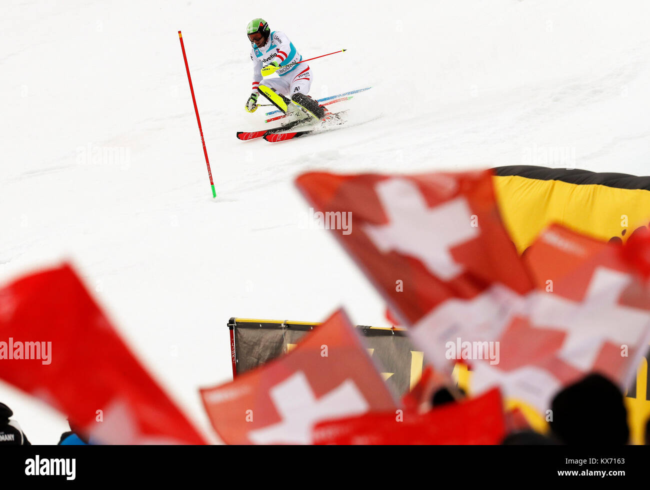 Adelboden, Svizzera. Il 7 gennaio, 2018. Michael Matt di Austria cancella un cancello durante la seconda esecuzione di slalom speciale maschile alla FIS Coppa del Mondo di Sci Alpino in gara Adelboden, Svizzera, 7 gennaio 2018. Michael Matt ha preso il secondo posto con 1:51.07 in totale. Credito: Ruben Sprich/Xinhua/Alamy Live News Foto Stock