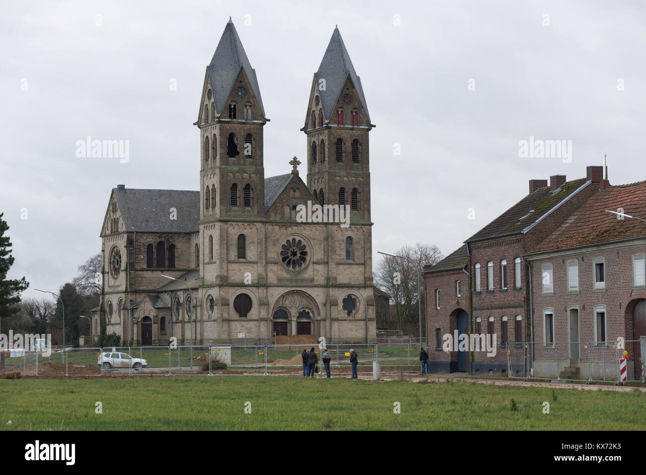 Germania, Immerath, Gennaio 07, 2018: nella parte anteriore del sviluppato edificio della chiesa di St. Lambertus e altre case abbandonate sono presenti barricate. Su 08.01.2018 dovrebbe essere iniziato con la demolizione della chiesa e poi tutto il luogo Immerath dovrebbe dare modo al marrone miniere di carbone. Foto Stock