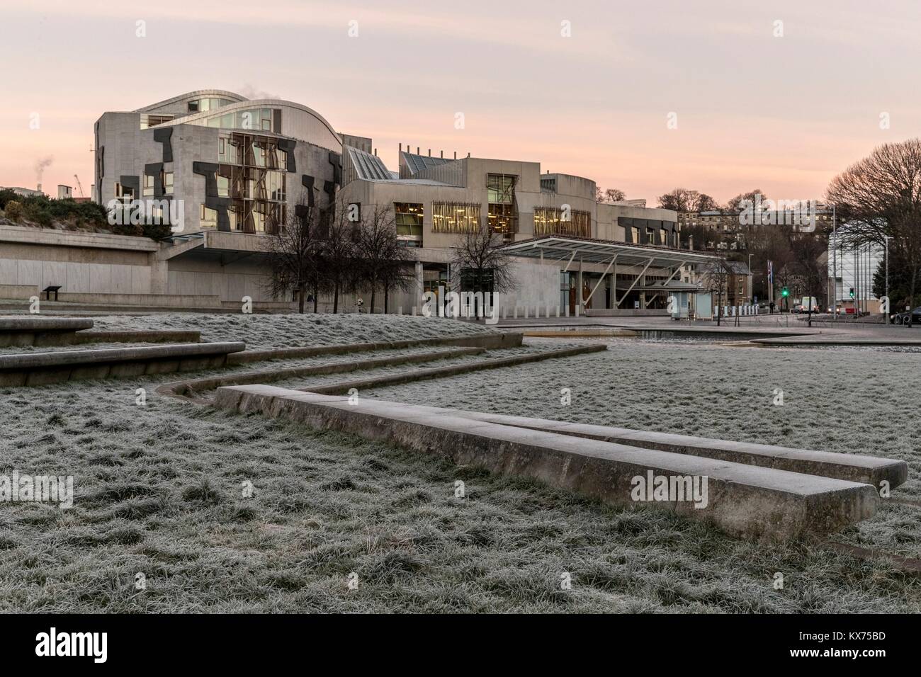 Edinburgh, Regno Unito. 08 gen 2018. L'edificio del Parlamento scozzese a Holyrood a Edimburgo in un freddo e gelido mattino come MSP il ritorno a seguito del recesso di Natale Credit: ricca di Dyson/Alamy Live News Foto Stock