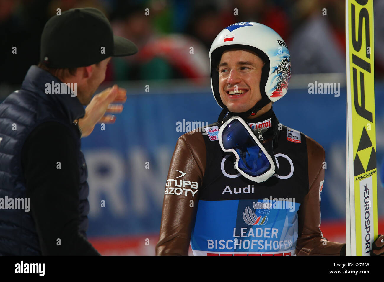 Bischofshofen, Austria. 06th, Jan, 2018. La Germania ex ponticello sci Sven Hannawald (sinistra), che ha vinto tutte le quattro fasi del processo di quattro colli ski jumping evento nel 2002, le mie congratulazioni al vincitore del 66 quattro colli Ski Jumping evento, vincitore assoluto Kamil Stoch (a destra), in Bischofshofen, Austria, 06 gennaio 2018. (Foto) Alejandro Sala/Alamy Live News Foto Stock