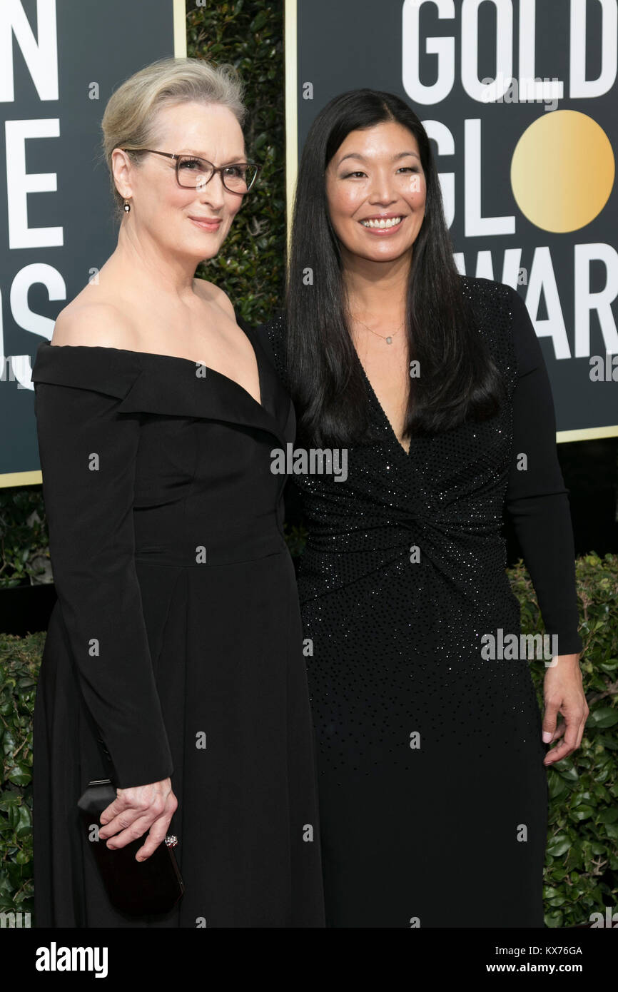 Los Angeles, Stati Uniti d'America. Il 7 gennaio, 2018. Meryl Streep (l) e direttore del National lavoratori domestici Alliance Ai-jen Poo frequentare il settantacinquesimo Annuale di Golden Globe Awards, Golden Globes, presso l'Hotel Beverly Hilton di Beverly Hills, Los Angeles, Stati Uniti d'America, il 07 gennaio 2018. Credito: Hubert Boesl · nessun filo servizio · Credito: Hubert Boesl/dpa/Alamy Live News Foto Stock