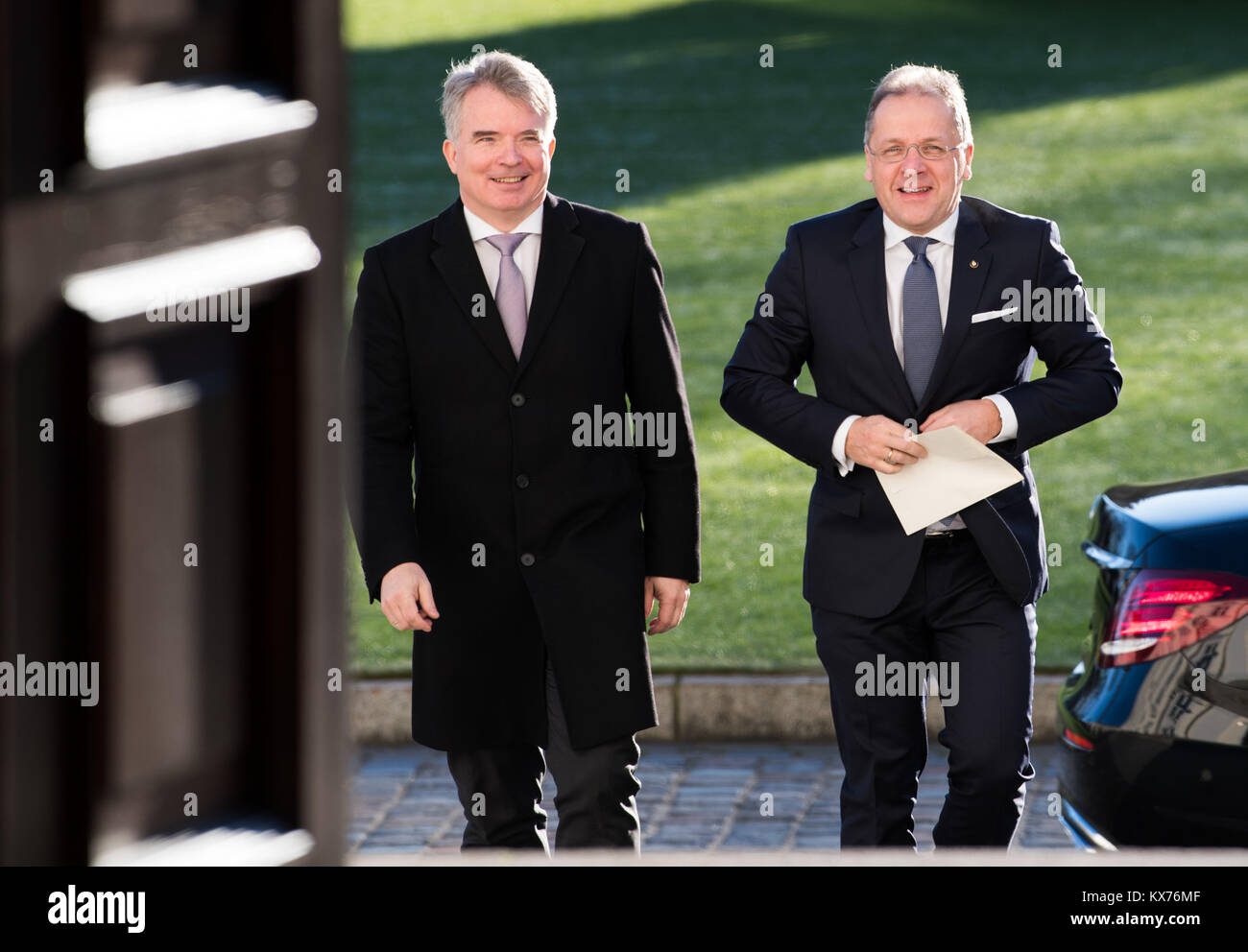 Il barone Maciej Heydel (R) arriva al Bellevue Palace con il capo del protocollo Konrad Arz von Straussenburg (L) dove ha in seguito è accreditata come ambasciatore del Sovrano Militare Ordine di Malta in Germania a Berlino, Germania, 08 gennaio 2018. Il 15 novembre 2017, il Ministro degli esteri tedesco Gabriel ha annunciato la creazione di relazioni diplomatiche tra la Repubblica federale di Germania e il Sovrano Militare Ordine di Malta. Il 'Sovereign Militare Ordine Ospitaliero di San Giovanni di Gerusalemme di Rodi e di Malta", che è il nome completo dell'Ordine, ha stabilito relazioni diplomatiche con Foto Stock