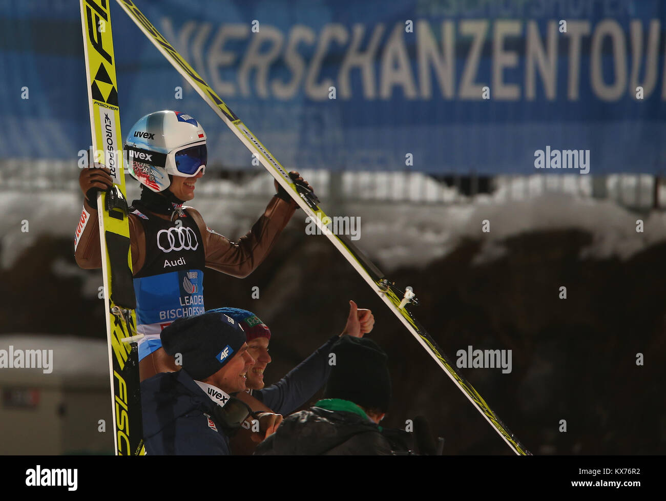 Bischofshofen, Austria. 06th, Jan, 2018. Della Polonia Kamil Stoch (centro) celebra la vittoria nella FIS Nordic Word Cup 66Torneo delle quattro colline Ski Jumping evento in 66quattro colli ski jumping nel torneo di Bischofshofen, Austria, 06 gennaio 2018. (Foto) Alejandro Sala/Alamy Live News Foto Stock