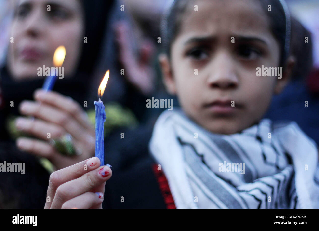 8 gennaio 2018 - Gaza City, nella Striscia di Gaza, Territori palestinesi - una ragazza palestinese detiene una candela durante una manifestazione di protesta a sostegno del ragazzo palestinese Ahed Tamimi, 16-anno-vecchio a Gaza City il 8 gennaio 2018. Israele Tamimi caricato con 12 conta tra cui assault on gennaio 1 a seguito del suo arresto dopo un video del suo slapping e calci due soldati israeliani in Cisgiordania è andato virale (immagine di credito: © Mahmoud Ajour/APA immagini via ZUMA filo) Foto Stock