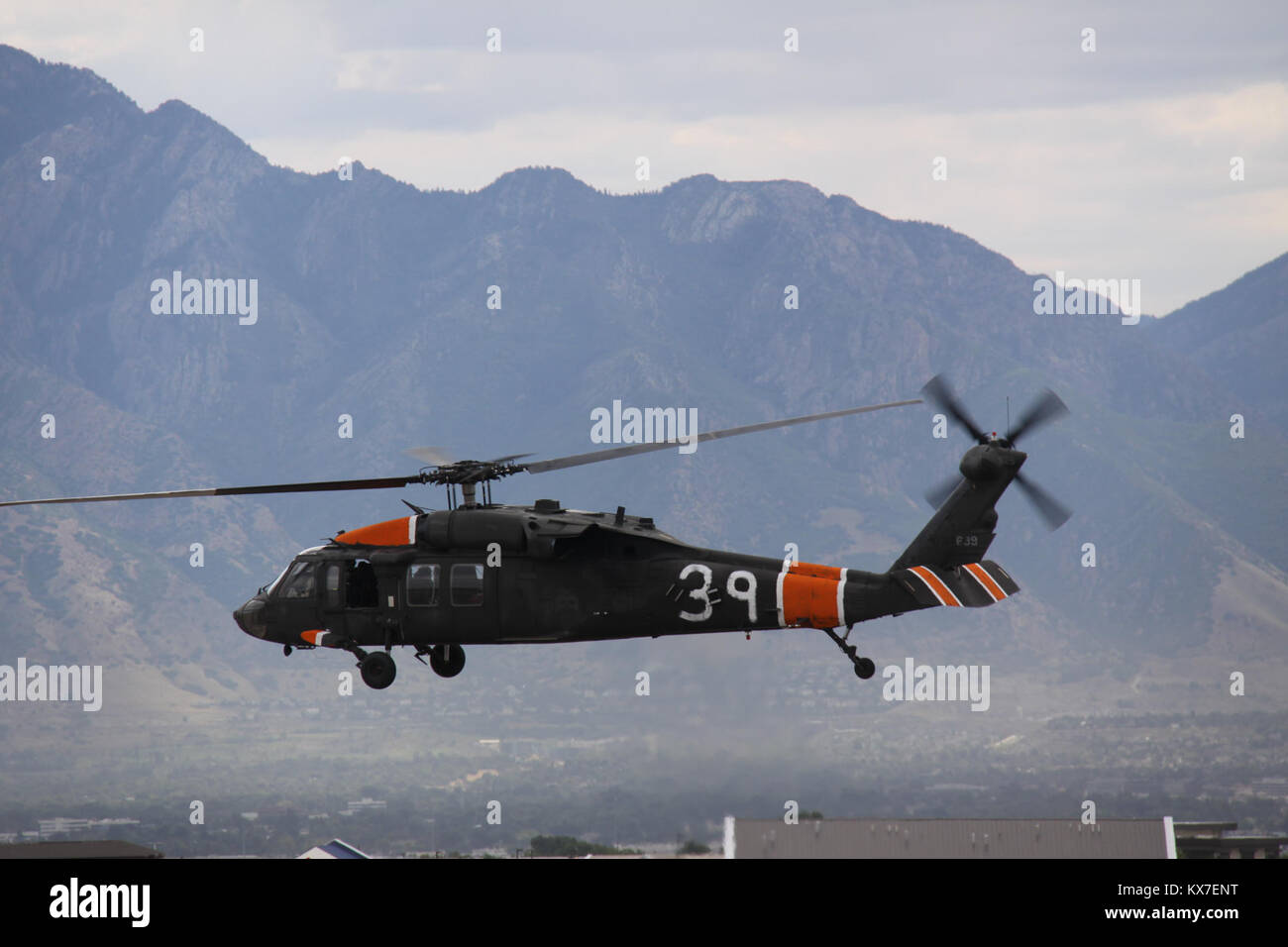 Utah esercito nazionale Guard 2-211th Aviation UH-60 Blackhawk elicotteri partono per wildland fire Risposta nel Nord Utah Agosto 12, 2013. (U.S. Esercito nazionale Guard foto di Ileen Kennedy/rilasciato) Foto Stock