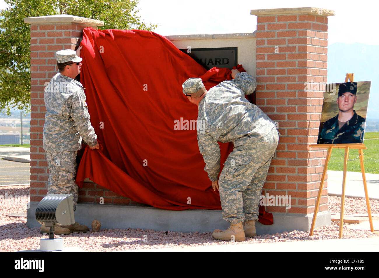 Utah esercito nazionale Guard rinomina il Camp Williams Readiness Center in onore dei caduti SOLDIER di seconda Lt. Scott B. Lundell Agu. 24, 2013. Lundell la famiglia era presente alla cerimonia. Foto Stock