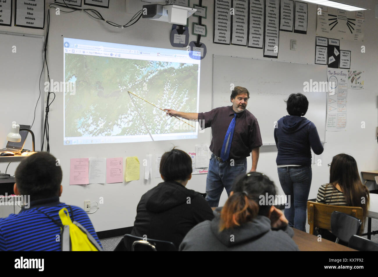 La galena, AK - Paolo Apfelbeck, Inglese e insegnante di giornalismo presso la galena interni Accademia di apprendimento, mostra agli studenti un'immagine aerea della molla inondazioni lungo il fiume di Yukon che sfollati residenti e causato la scuola per aprire più tardi del solito sul Sett. 9. GILA, che si trova in una zona una volta occupata da un Air Force Base, fu salvato dal diluvio maggiori danni da una diga che è stata costruita per proteggere l'aviosuperficie dall inondazione annuale. Verso la fine di maggio, enormi lastre di ghiaccio intasato Yukon a valle di galena. Il fiume di acqua è aumentato rapidamente e violato le sue banche, inondando la città, distruggendo case, e Foto Stock