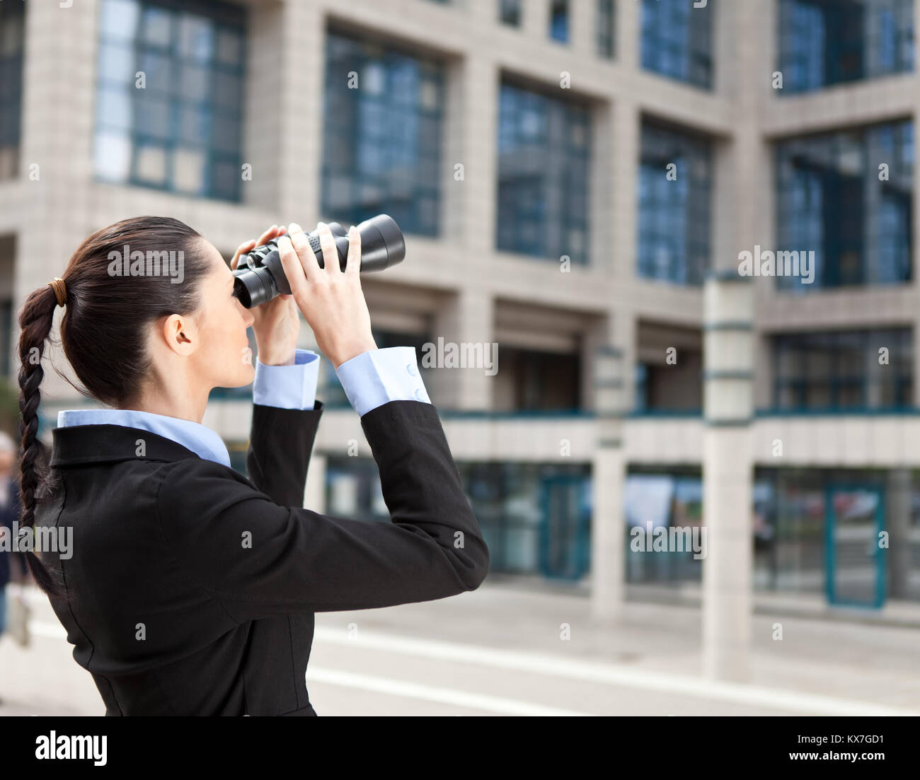 Imprenditrice esamina il futuro o osservare la concorrenza Foto Stock