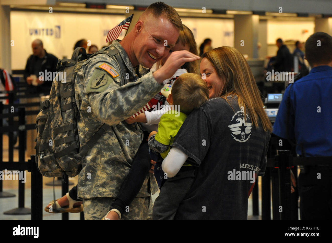 Salt Lake City, Utah - Circa 20 soldati assegnato all'Utah esercito nazionale Guard 204th della manovra la brigata di Enhancement restituito a Utah dalla loro dieci mesi di distribuzione per il Kosovo. La missione di questi soldati dal 204th era sostenere la NATO Kosovo Force 17, che fornisce un ambiente sicuro e protetto in Kosovo come un responder terzo dietro la polizia in Kosovo e la EULEX (europea sullo Stato di diritto in Kosovo). Foto Stock