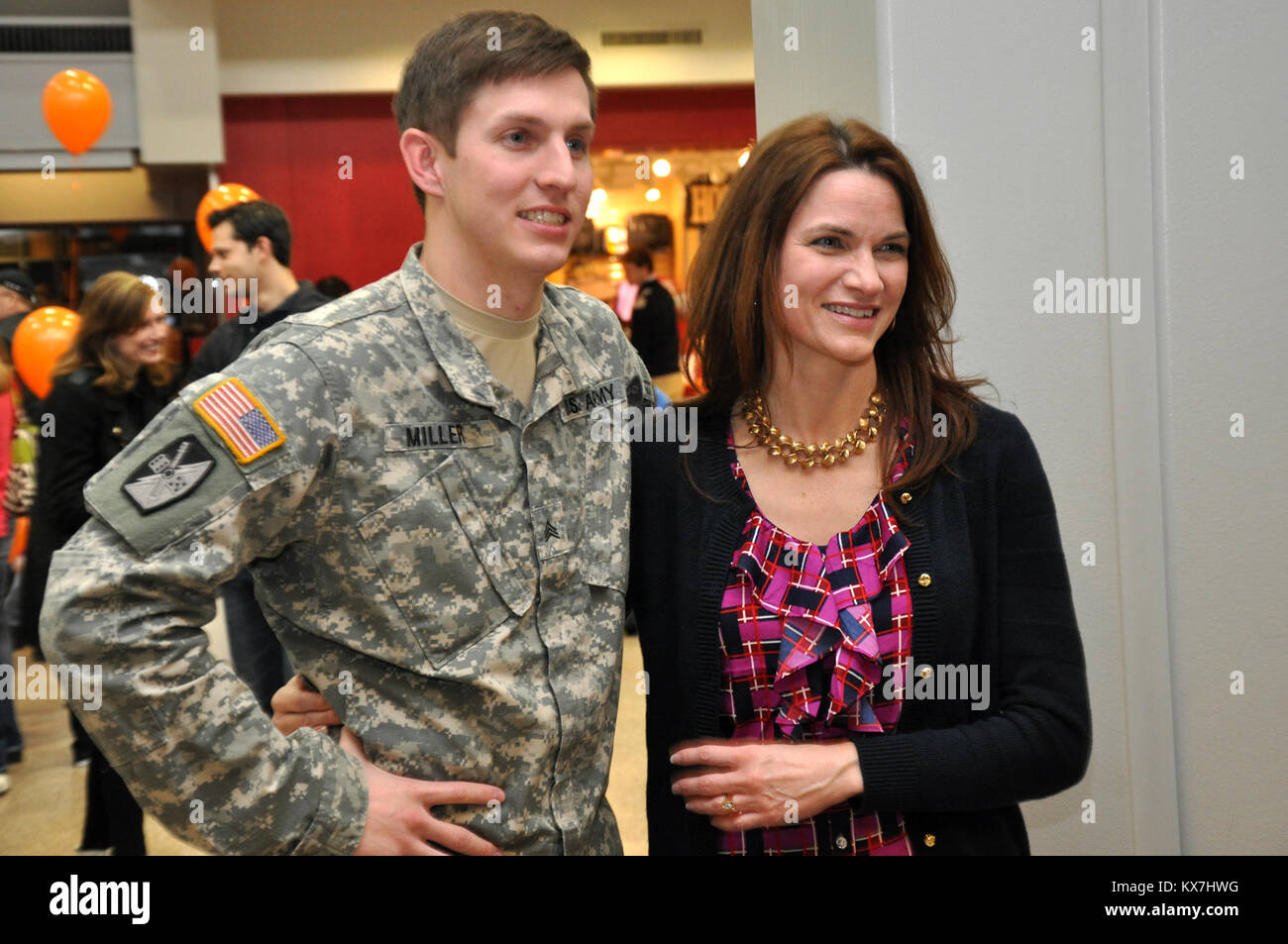 Salt Lake City, Utah - Circa 20 soldati assegnato all'Utah esercito nazionale Guard 204th della manovra la brigata di Enhancement restituito a Utah dalla loro dieci mesi di distribuzione per il Kosovo. La missione di questi soldati dal 204th era sostenere la NATO Kosovo Force 17, che fornisce un ambiente sicuro e protetto in Kosovo come un responder terzo dietro la polizia in Kosovo e la EULEX (europea sullo Stato di diritto in Kosovo). Foto Stock