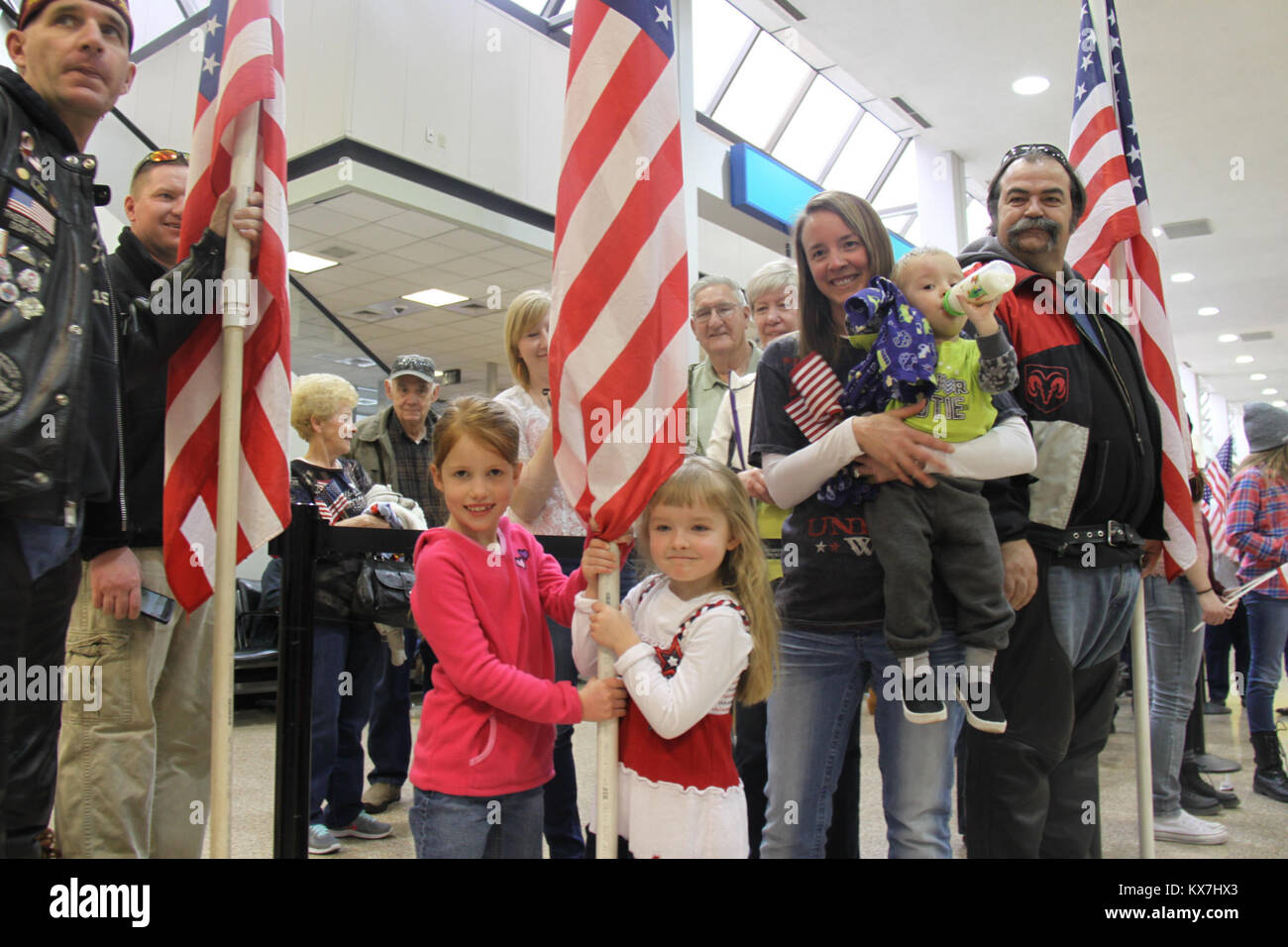 Salt Lake City, Utah - Circa 20 soldati assegnato all'Utah esercito nazionale Guard 204th della manovra la brigata di Enhancement restituito a Utah dalla loro dieci mesi di distribuzione per il Kosovo. La missione di questi soldati dal 204th era sostenere la NATO Kosovo Force 17, che fornisce un ambiente sicuro e protetto in Kosovo come un responder terzo dietro la polizia in Kosovo e la EULEX (europea sullo Stato di diritto in Kosovo). Foto Stock