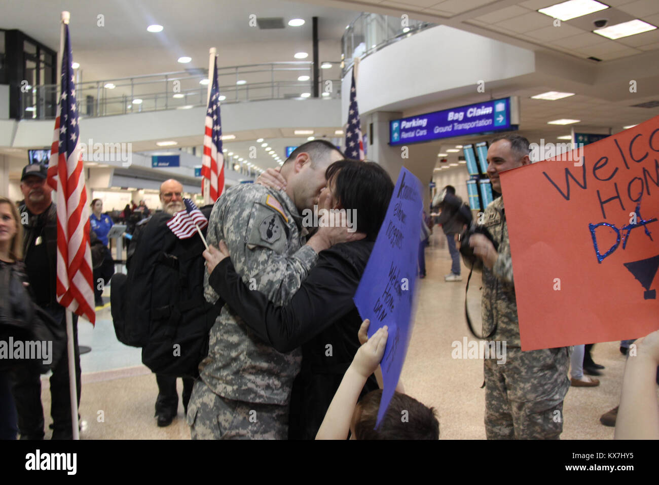 Salt Lake City, Utah - Circa 20 soldati assegnato all'Utah esercito nazionale Guard 204th della manovra la brigata di Enhancement restituito a Utah dalla loro dieci mesi di distribuzione per il Kosovo. La missione di questi soldati dal 204th era sostenere la NATO Kosovo Force 17, che fornisce un ambiente sicuro e protetto in Kosovo come un responder terzo dietro la polizia in Kosovo e la EULEX (europea sullo Stato di diritto in Kosovo). Foto Stock