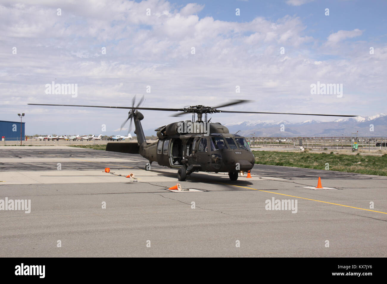 Tappeto, Utah - 'Pilota' era la chiamata all azione come due F-16 Fighting Falcon, due AH-64 Apache, due UH-60 Blackhawks e un KC-135 Stratotanker ruggito di decollo durante il 'sopravvissuta solitaria' la formazione congiunta esercizio condotta Utah's West Desert Aprile 12. Foto Stock