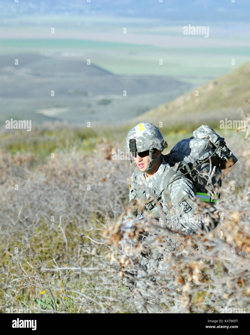 Pvt. Prima Classe Barraza Paolo, un combattimento medic con C Co., 29 Supporto della brigata batt., Hawaii Esercito Nazionale Guardia, fa il suo modo attraverso la spazzola scrub sul suo modo ad una prova del waypoint durante la navigazione terrestre e verifica delle competenze porzione del 2014 Regione VII guerriero migliore concorrenza. Questo concorso regionale di vetrine di soldati e sottufficiali di otto diversi Stati e territori, prova la loro conoscenza di esercito di regolamenti, soldato di base e NCO le competenze e le capacità fisiche per decidere chi rappresenterà la regione VII al concorso nazionale come il miglior soldato e di NCO del 2014. Foto Stock