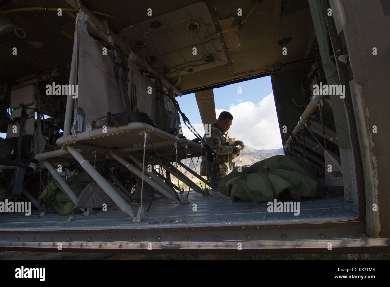 Sgt. 1. Classe Chuck Vongthongchit, un plotone sergente con il 211th supporto generale del battaglione di aviazione, una società, scarica i dispositivi di installazione per preparare una simulazione di carico di alimentazione presso la contea di Juab pista di atterraggio per aerei di essere trasportato alla Juab County Fairgrounds, 3 novembre 2014. Vongthongchit l'unità ha partecipato in maniera simile il funzionamento di emergenza esercizi. (U.S. Esercito foto di Sgt. Michael Harvie/rilasciato) Foto Stock