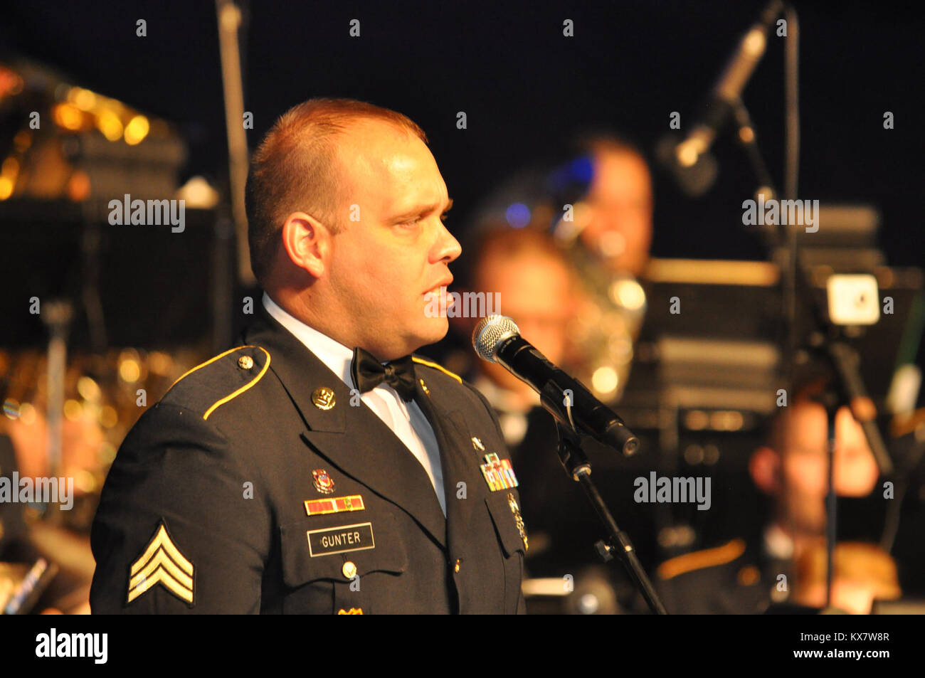 Foto da Capt. Ryan Sutherland, Utah Guardia Nazionale di SALT LAKE CITY - Utah Guardia Nazionale ha tenuto la sua 59a VeteransDay annuale concerto,Martedì, nov. 11, a 7 p.m. presso l Università di Utah Jon M.Huntsman Center.L'evento comprendeva esibizioni dell'Utah guardia nazionale del 23° ArmyBand, guidato dal chief Warrant Officer Denny Saunders, e un 680-voice granito distretto scolastico di alta scuola coro combinato.Il programma intitolato "Generazioni di servizio", ha evidenziato il multi-generazionale servizio e professionalità di molti dei nostri membri di servizio' per famiglie. Foto Stock