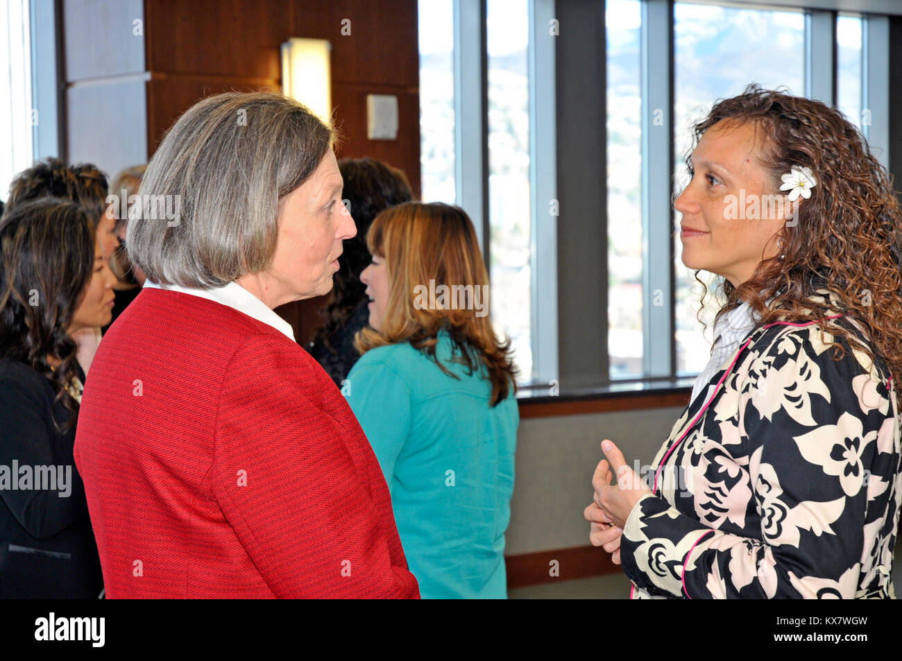 Esercito gen. Frank erba, capo della Guardia Nazionale Ufficio di presidenza, e sua moglie la signora Pat erba si è incontrato con i soldati e gli avieri dell'Utah Guardia Nazionale durante una visita a Salt Lake City il 6 dicembre 2014. (Air National Guard foto di Capt. Jennifer Eaton/RILASCIATO) Foto Stock