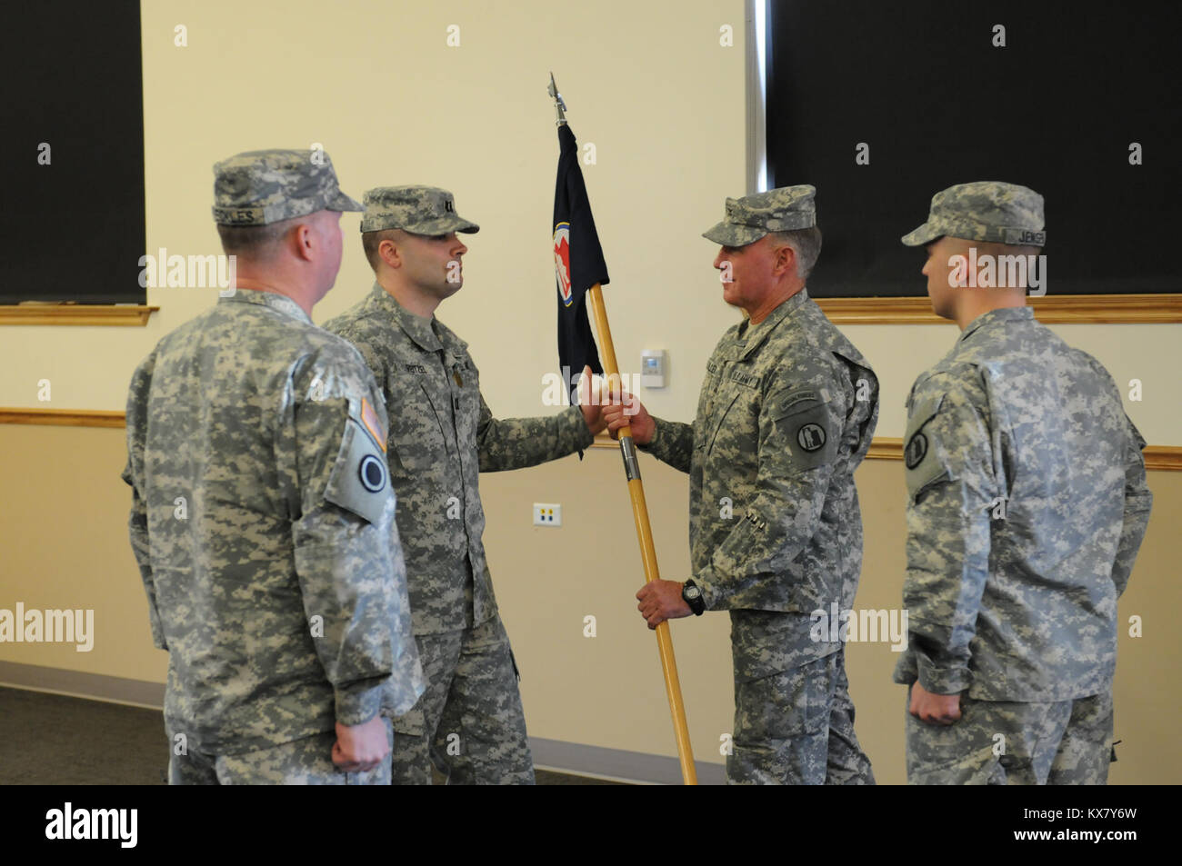 Foto di SGT Nicholas Cloward HHD 97th truppa il comando Modifica del comando e la responsabilità cerimonia la HHD 97th truppa condotta di comando di un cambio di comando e il cambio di responsabilità cerimonia domenica 8 marzo alle 1 p.m. a Camp Williams.Durante la cerimonia di premiazione, Cap. Alexander Reitzel, comandante di HHD 97th truppa, rinunciato a comando per 1 Lt. David Jensen. La modifica del comando cerimonia è stata preceduta da un cambiamento di responsabilità cerimonia dove 1SG Robert Eckles ruotato oltre i compiti di 1SG Clayton Miller. Foto Stock