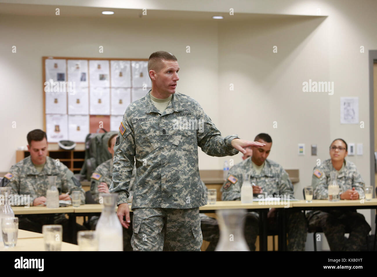 Arruolato soldati dell'esercito dello Utah Guardia Nazionale si sono riuniti per un municipio incontro con Sgt magg. dell'esercito Daniel A. Dailey a Camp Williams su Venerdì, 26 giugno 2015. Foto Stock