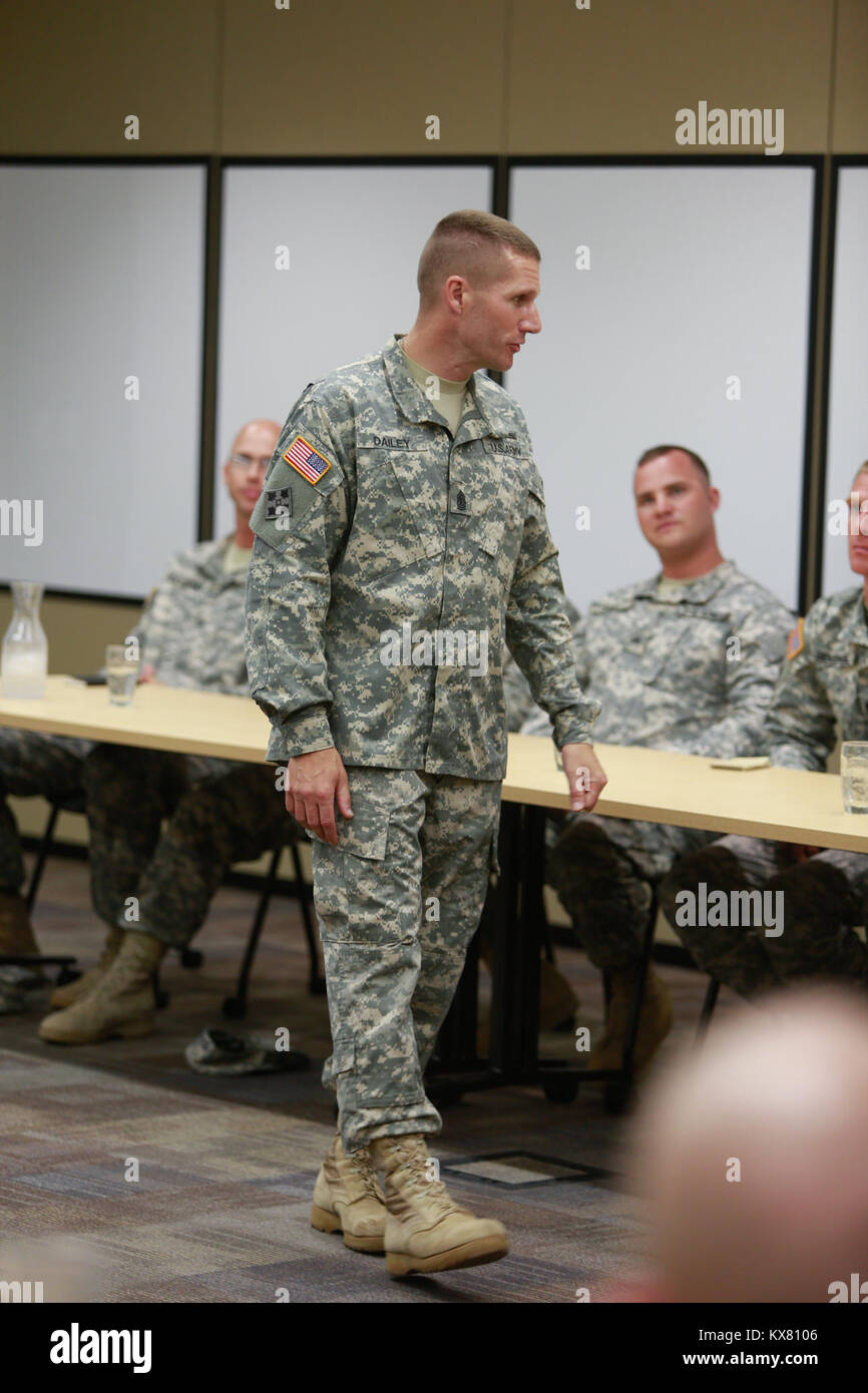 Arruolato soldati dell'esercito dello Utah Guardia Nazionale si sono riuniti per un municipio incontro con Sgt magg. dell'esercito Daniel A. Dailey a Camp Williams su Venerdì, 26 giugno 2015. Foto Stock