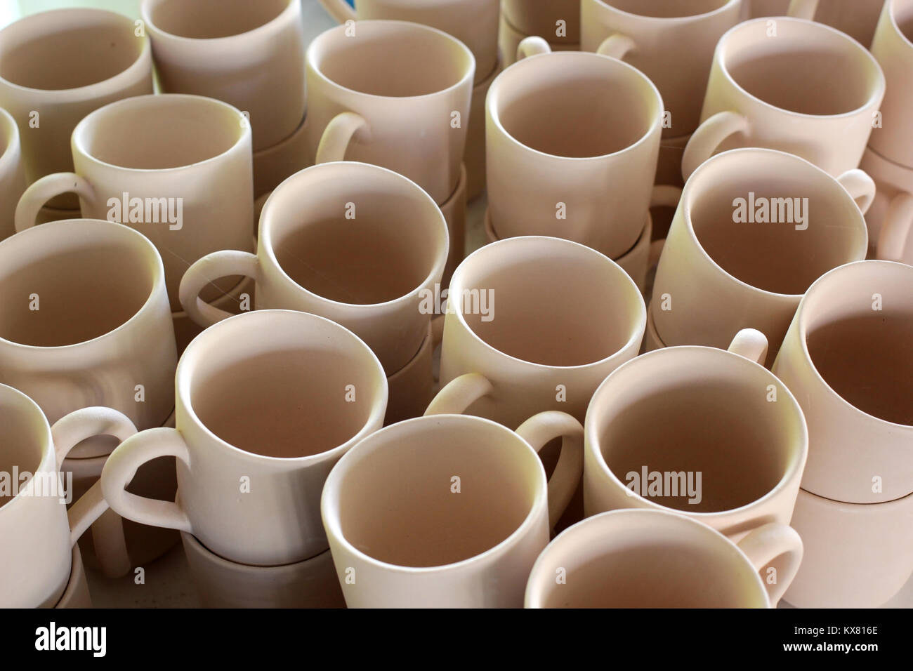 Tazze di ceramica sotto la produzione nel laboratorio di ceramica Foto Stock