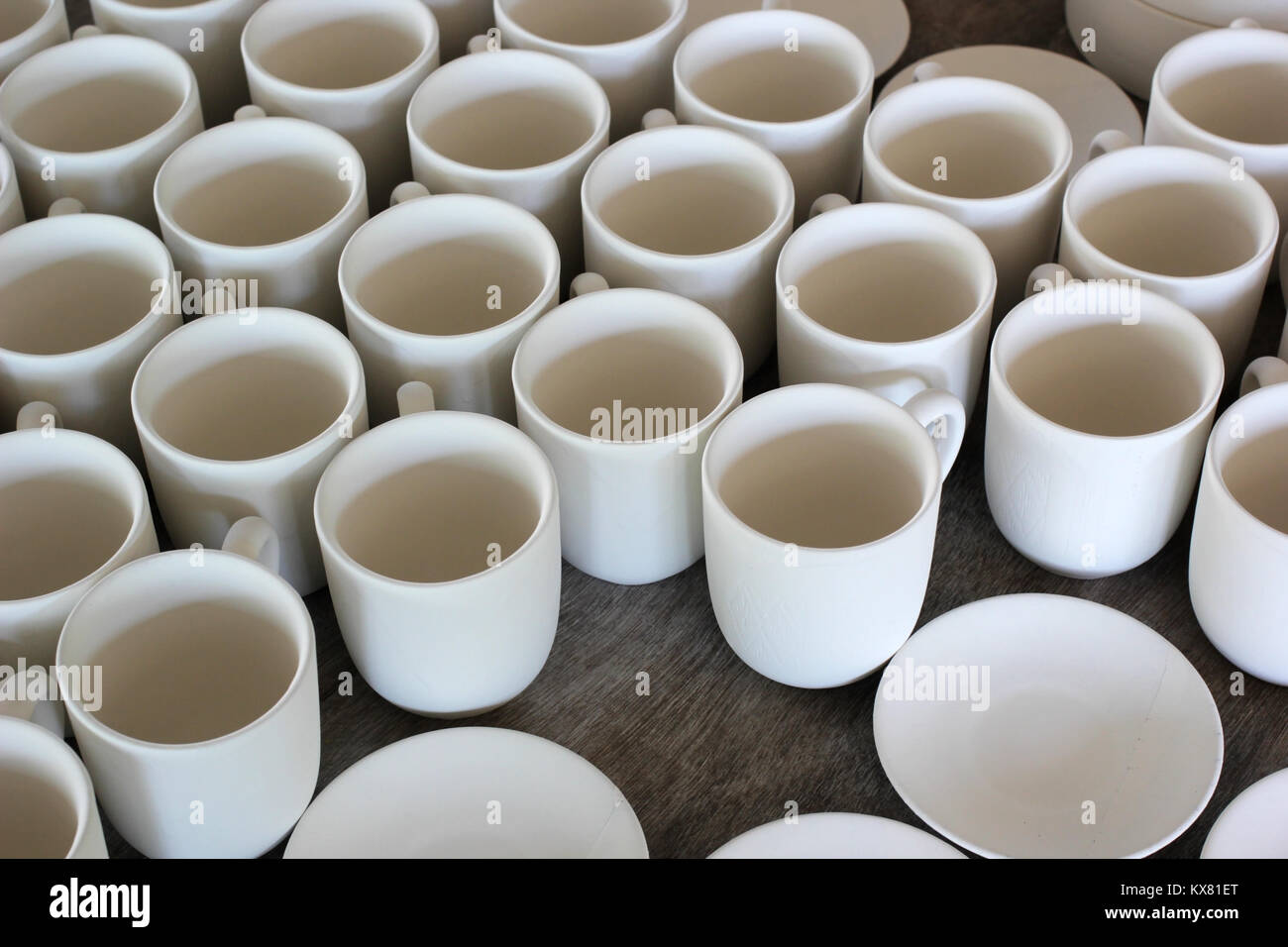 Tazze di ceramica sotto la produzione nel laboratorio di ceramica Foto Stock