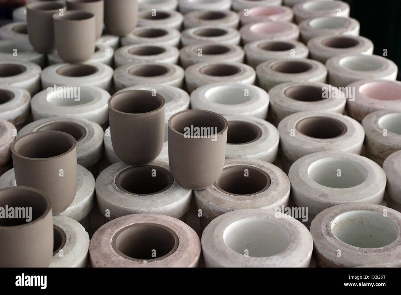 Tazze di ceramica sotto la produzione nel laboratorio di ceramica Foto Stock
