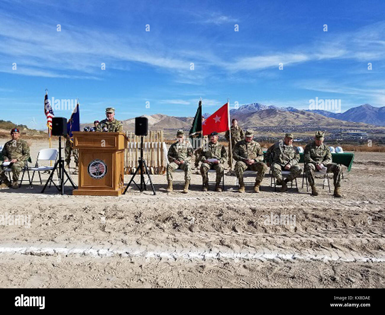 Noi militari esercito Guardia nazionale di formazione e di assistenza nel campo, scavando nella sabbia. Foto Stock