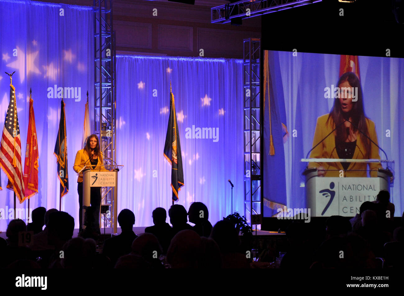 SALT LAKE CITY, Utah - La Capacità nazionale di centro ha ospitato la sua seconda salutando annuale i nostri eroi pranzo nov. 14, presso il Grand Hotel America in Salt Lake City, Utah. La manifestazione annuale fornisce un opportunità per le aziende locali e i membri della Comunità al fine di riconoscere il nostro ritorno dei soldati feriti e gli avieri e a sostenere la capacità nazionale di centro, un partner chiave per la rete di sostegno per gli uomini e le donne che servono il nostro paese. Tutti i proventi del pranzo di andare i programmi che danno i soldati e aviatori di ogni abilità la possibilità di continuare il loro processo di guarigione e di trovare gioia nel re Foto Stock