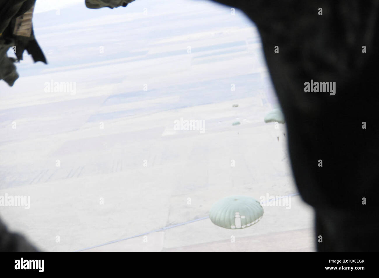 US Army paracadutisti saltando dal piano. Foto Stock