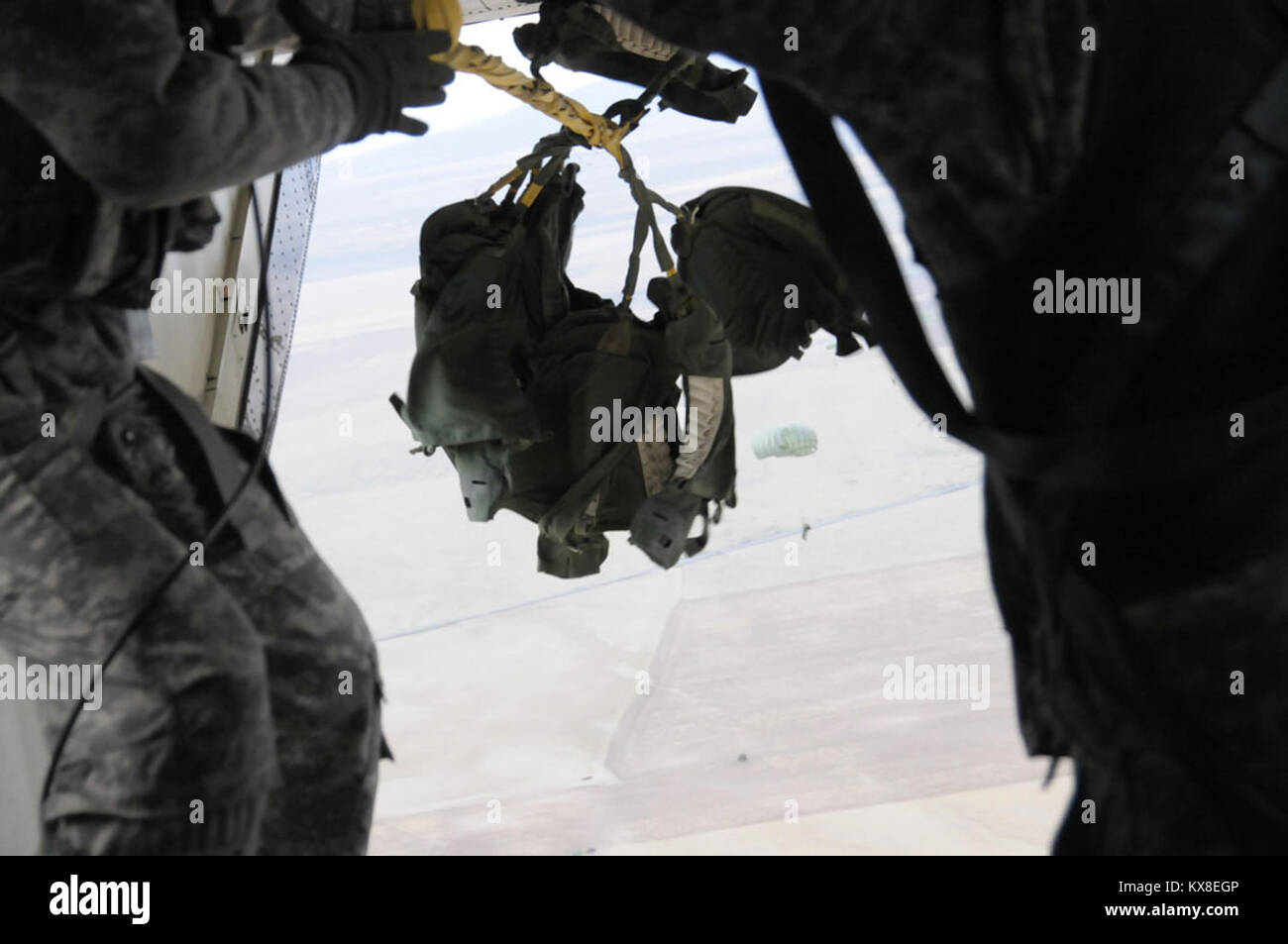 US Army paracadutisti saltando dal piano. Foto Stock