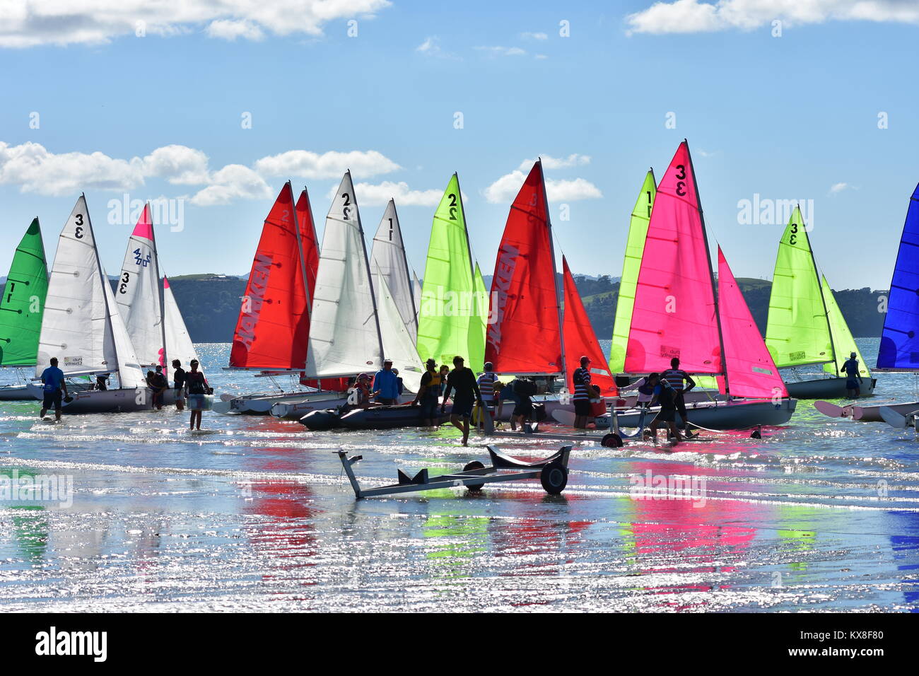 Il lancio di 420 classe di imbarcazioni a vela con Coloratissime vele per la gara dalla spiaggia sabbiosa. Foto Stock