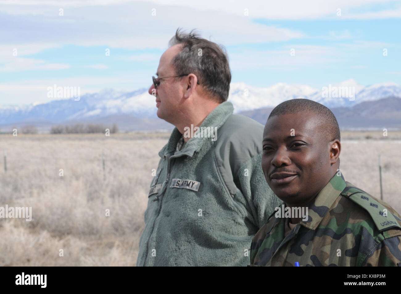 PROVO, Utah - Il 197th truppe speciali Company (A) ha ospitato la U.S. Il personale dell'esercito lungo con controparti provenienti da il popolo ugandese della forza di difesa (UPDF) Febbraio 7-15 per antenna sistema di consegna familiarizzazione e alle operazioni a sostegno della caduta di ATLAS 2011 esercizio obiettivi. ATLAS DROP è un annuale di antenna comune-esercizio di consegna che riunisce Stati Uniti Il personale dell'esercito con controparti provenienti da i modelli UPDF. ATLAS cadere è stato avviato nel 1996 come un U.S. Comando europeo-sponsorizzato esercizio, progettato per ulteriore formazione incrociata e interoperabilità tra le due forze armate in società a livello bilaterale, airborne op Foto Stock