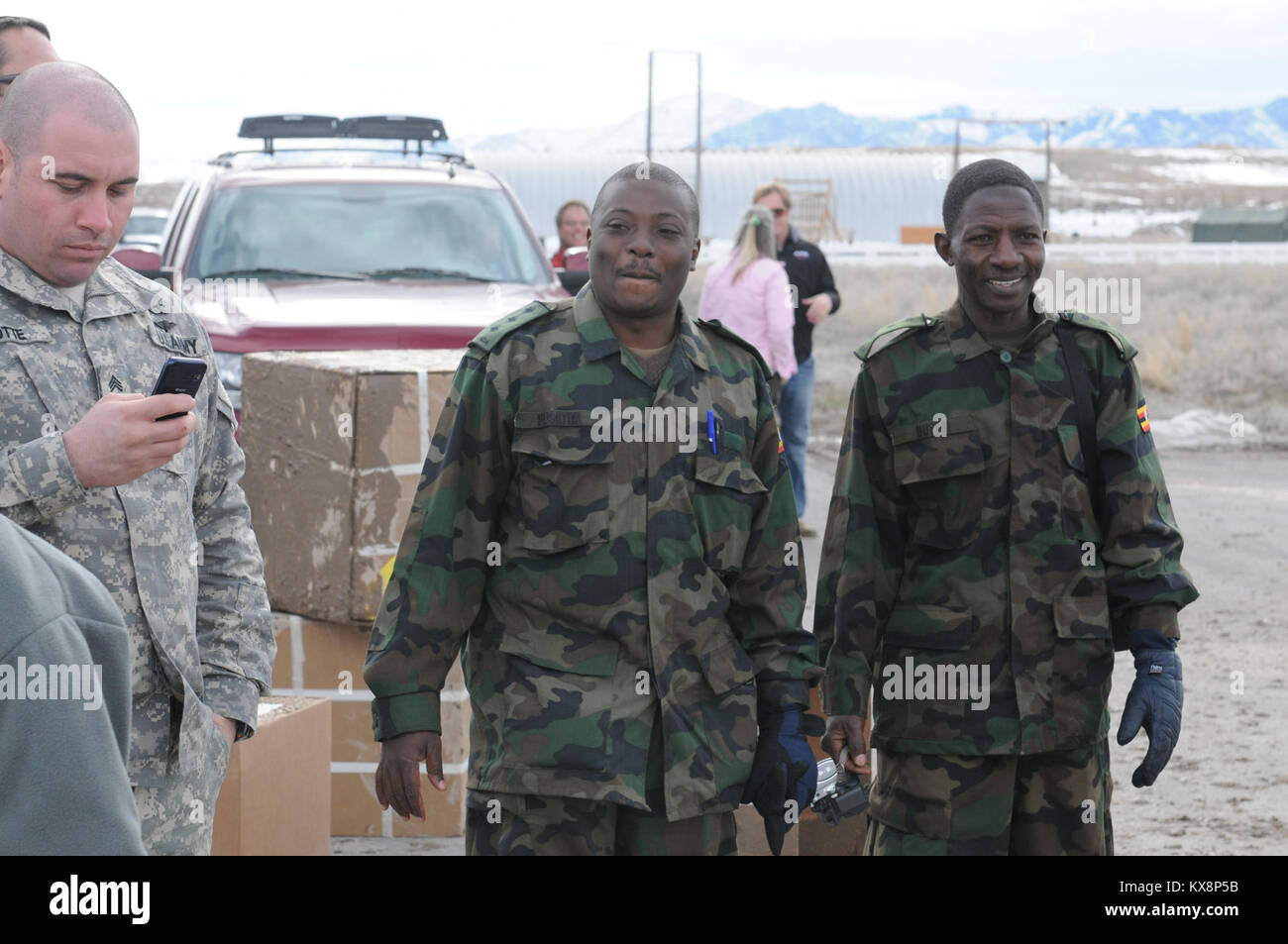 PROVO, Utah - Il 197th truppe speciali Company (A) ha ospitato la U.S. Il personale dell'esercito lungo con controparti provenienti da il popolo ugandese della forza di difesa (UPDF) Febbraio 7-15 per antenna sistema di consegna familiarizzazione e alle operazioni a sostegno della caduta di ATLAS 2011 esercizio obiettivi. ATLAS DROP è un annuale di antenna comune-esercizio di consegna che riunisce Stati Uniti Il personale dell'esercito con controparti provenienti da i modelli UPDF. ATLAS cadere è stato avviato nel 1996 come un U.S. Comando europeo-sponsorizzato esercizio, progettato per ulteriore formazione incrociata e interoperabilità tra le due forze armate in società a livello bilaterale, airborne op Foto Stock