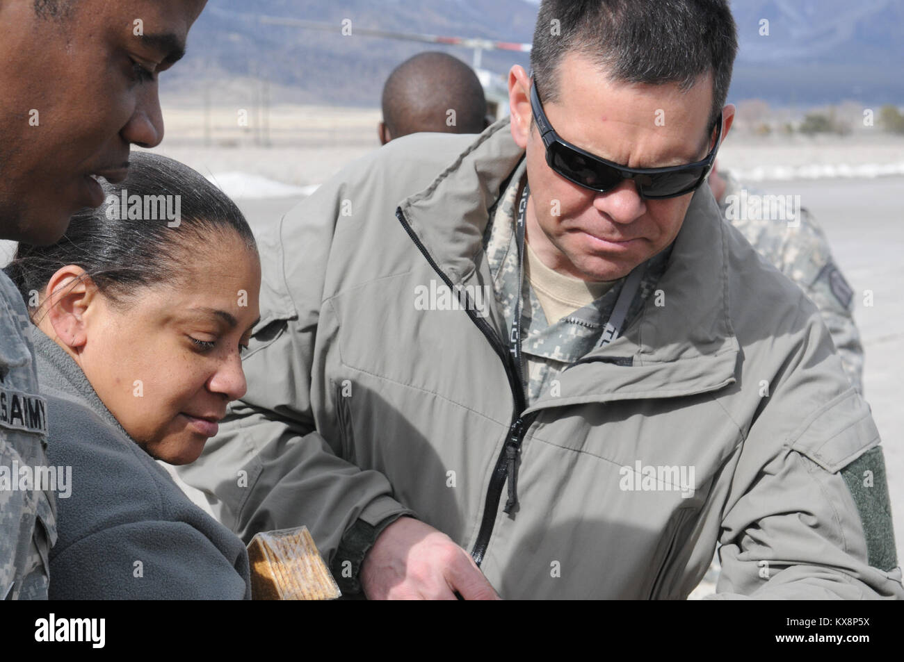 PROVO, Utah - Il 197th truppe speciali Company (A) ha ospitato la U.S. Il personale dell'esercito lungo con controparti provenienti da il popolo ugandese della forza di difesa (UPDF) Febbraio 7-15 per antenna sistema di consegna familiarizzazione e alle operazioni a sostegno della caduta di ATLAS 2011 esercizio obiettivi. ATLAS DROP è un annuale di antenna comune-esercizio di consegna che riunisce Stati Uniti Il personale dell'esercito con controparti provenienti da i modelli UPDF. ATLAS cadere è stato avviato nel 1996 come un U.S. Comando europeo-sponsorizzato esercizio, progettato per ulteriore formazione incrociata e interoperabilità tra le due forze armate in società a livello bilaterale, airborne op Foto Stock