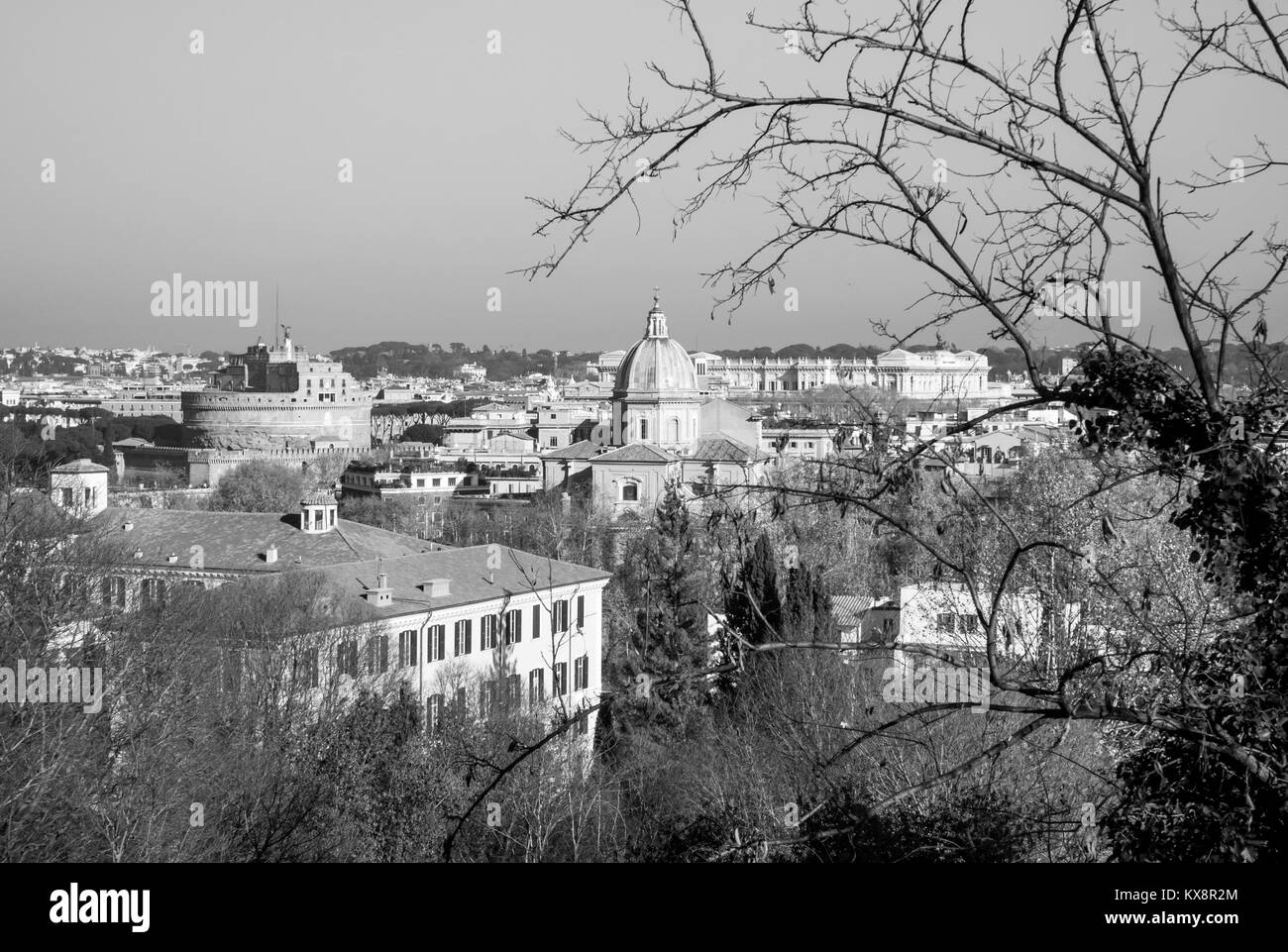 Roma (Italia) - Il monumentale Lungotevere con la chiesa e la collina del Gianicolo, accanto alla Basilica di San Pietro in Vaticano Foto Stock