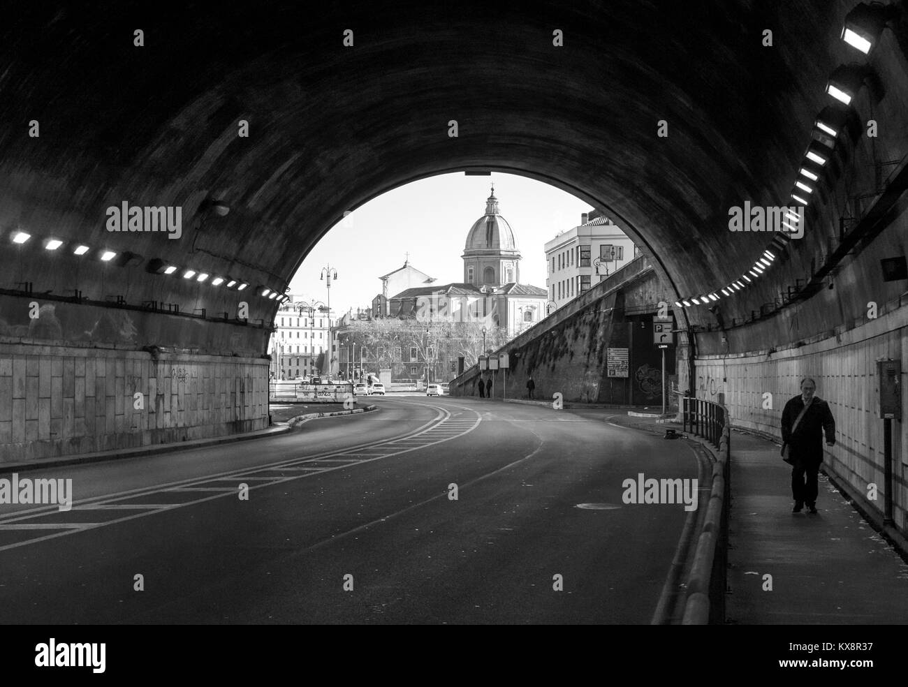 Roma (Italia) - Il monumentale Lungotevere con la chiesa e la collina del Gianicolo, accanto alla Basilica di San Pietro in Vaticano Foto Stock