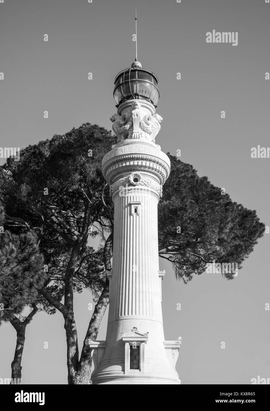 Roma (Italia) - Il monumentale Lungotevere con la chiesa e la collina del Gianicolo, accanto alla Basilica di San Pietro in Vaticano Foto Stock