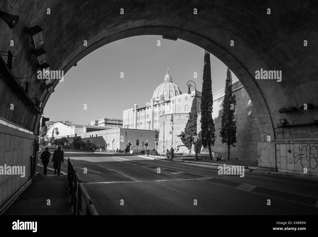 Roma (Italia) - Il monumentale Lungotevere con la chiesa e la collina del Gianicolo, accanto alla Basilica di San Pietro in Vaticano Foto Stock