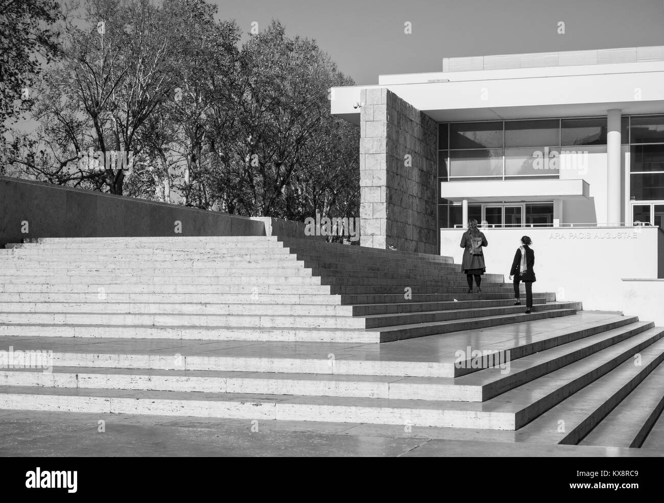 Roma (Italia) - Il monumentale Lungotevere con la chiesa e la collina del Gianicolo, accanto alla Basilica di San Pietro in Vaticano Foto Stock