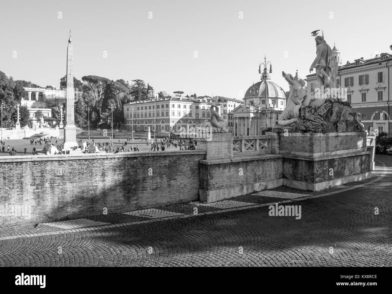 Roma (Italia) - Il monumentale Lungotevere con la chiesa e la collina del Gianicolo, accanto alla Basilica di San Pietro in Vaticano Foto Stock