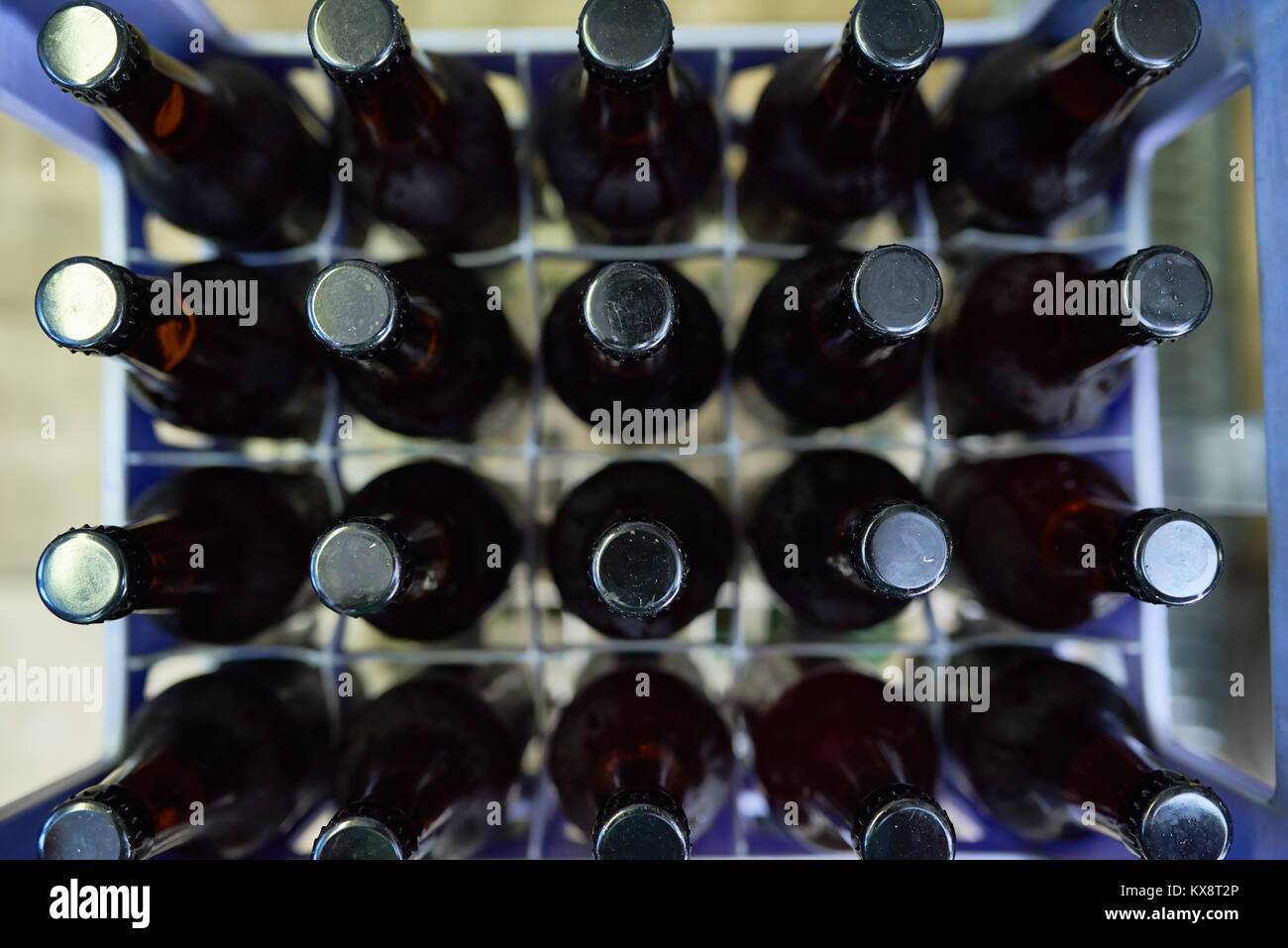 Le bottiglie di birra in cassa in plastica Foto Stock