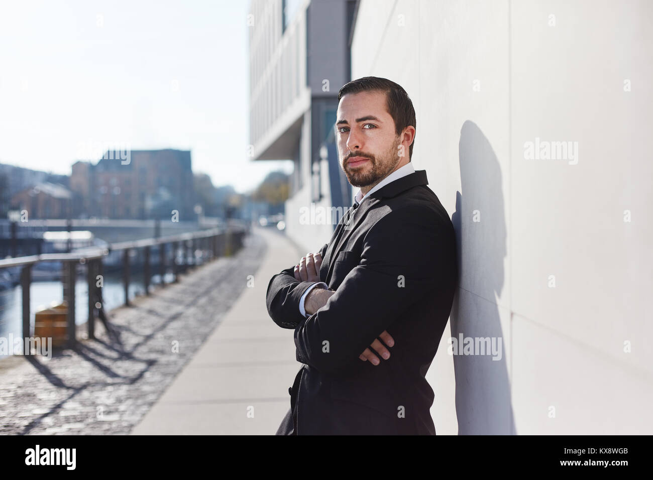 Sicuro di sé di imprenditore di start-up fondatore con bracci incrociati Foto Stock