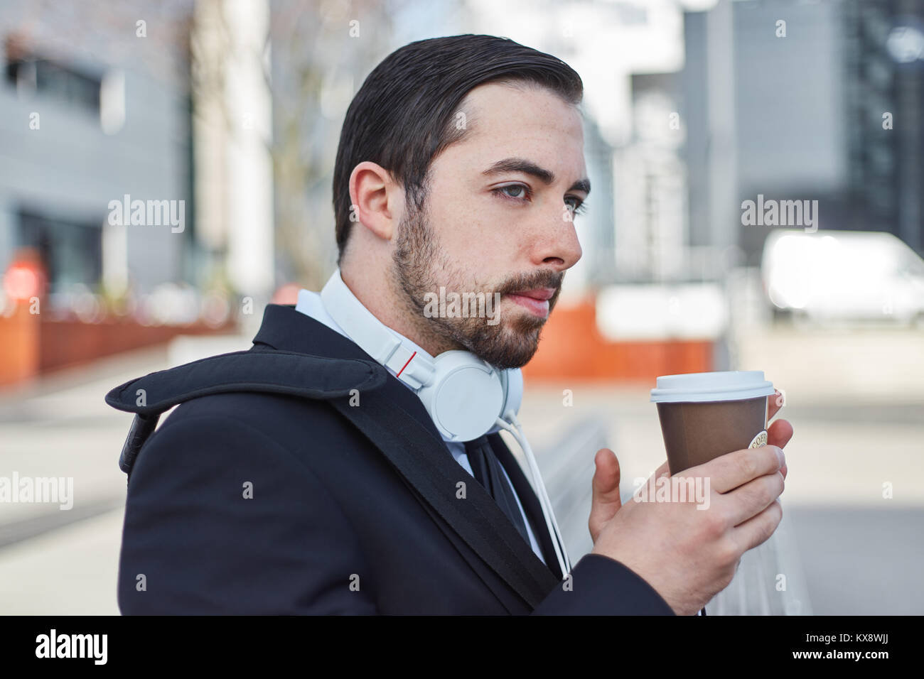 Imprenditore prende una pausa caffè e guarda pensieroso Foto Stock