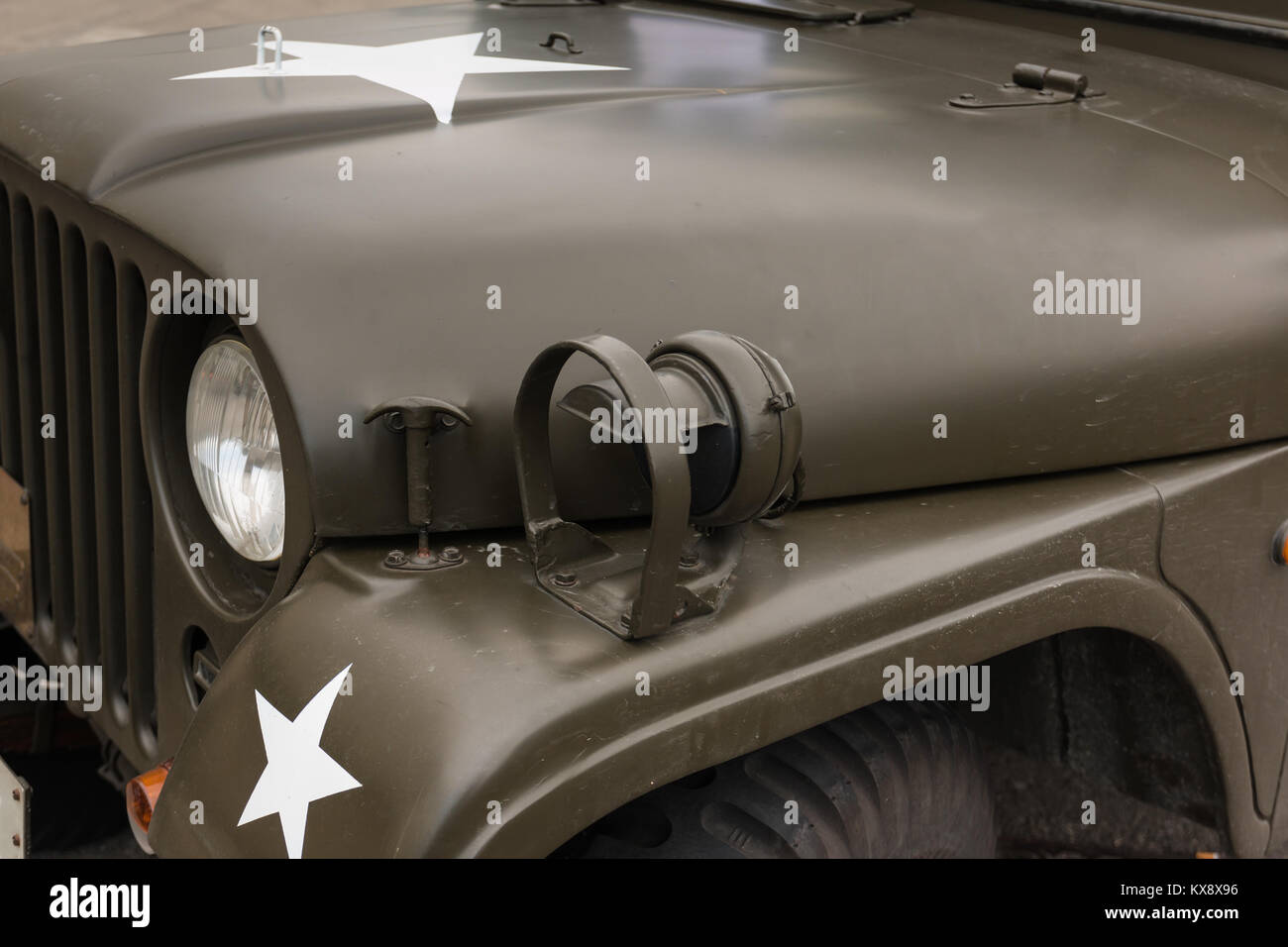 Vista dettagliata del veicolo militare della luce e del cofano con stella bianca Foto Stock