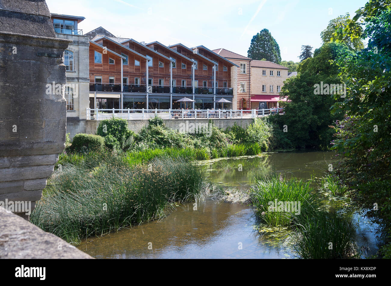 Moderna riqualificazione dell ex factorysite in gomma in negozi ed appartamenti accanto al fiume Avon in Bradford on Avon Wiltshire, Inghilterra REGNO UNITO Foto Stock