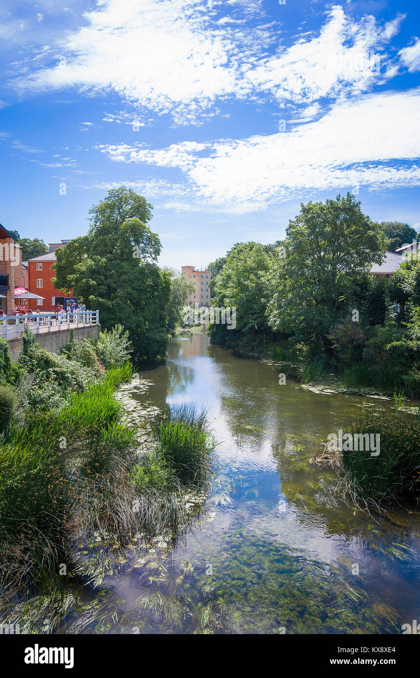 Il cielo si riflette nel fiume Avon da città ponte in Bradford on Avon nel Wiltshire, Inghilterra REGNO UNITO Foto Stock