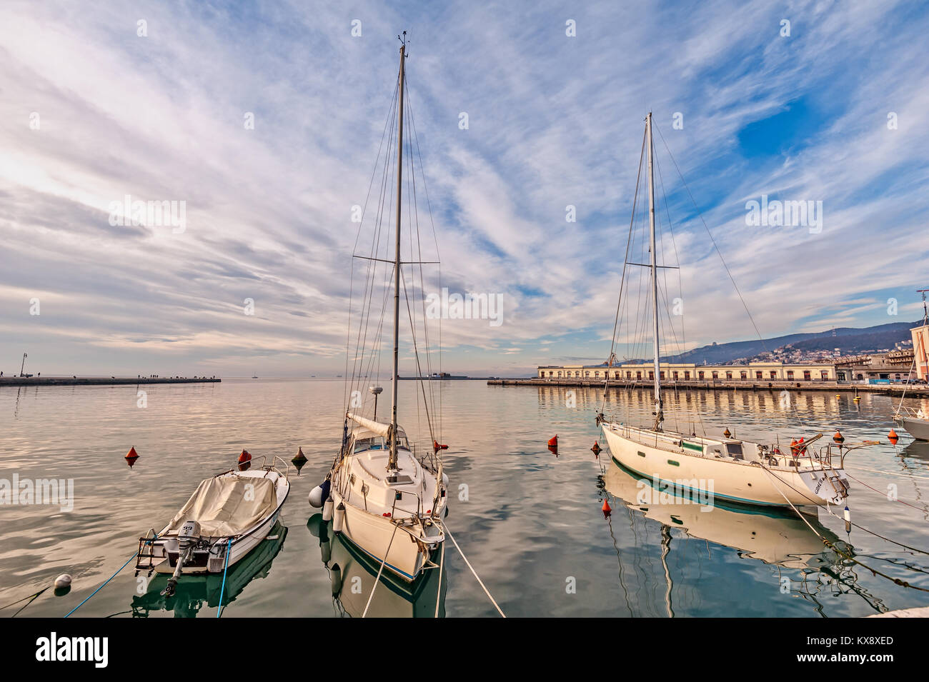Imbarcazioni da diporto ormeggiata in porto nella giornata di sole. Trieste Italia Foto Stock